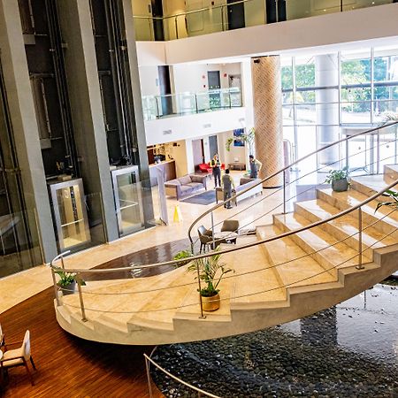 Radisson Hotel Santa Cruz Санта-Крус-де-ла-Сьерра Экстерьер фото