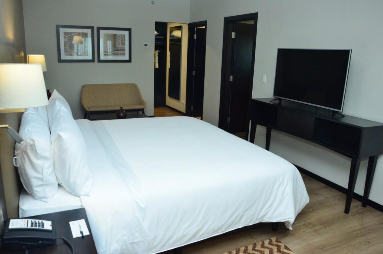 Radisson Hotel Santa Cruz Санта-Крус-де-ла-Сьерра Экстерьер фото