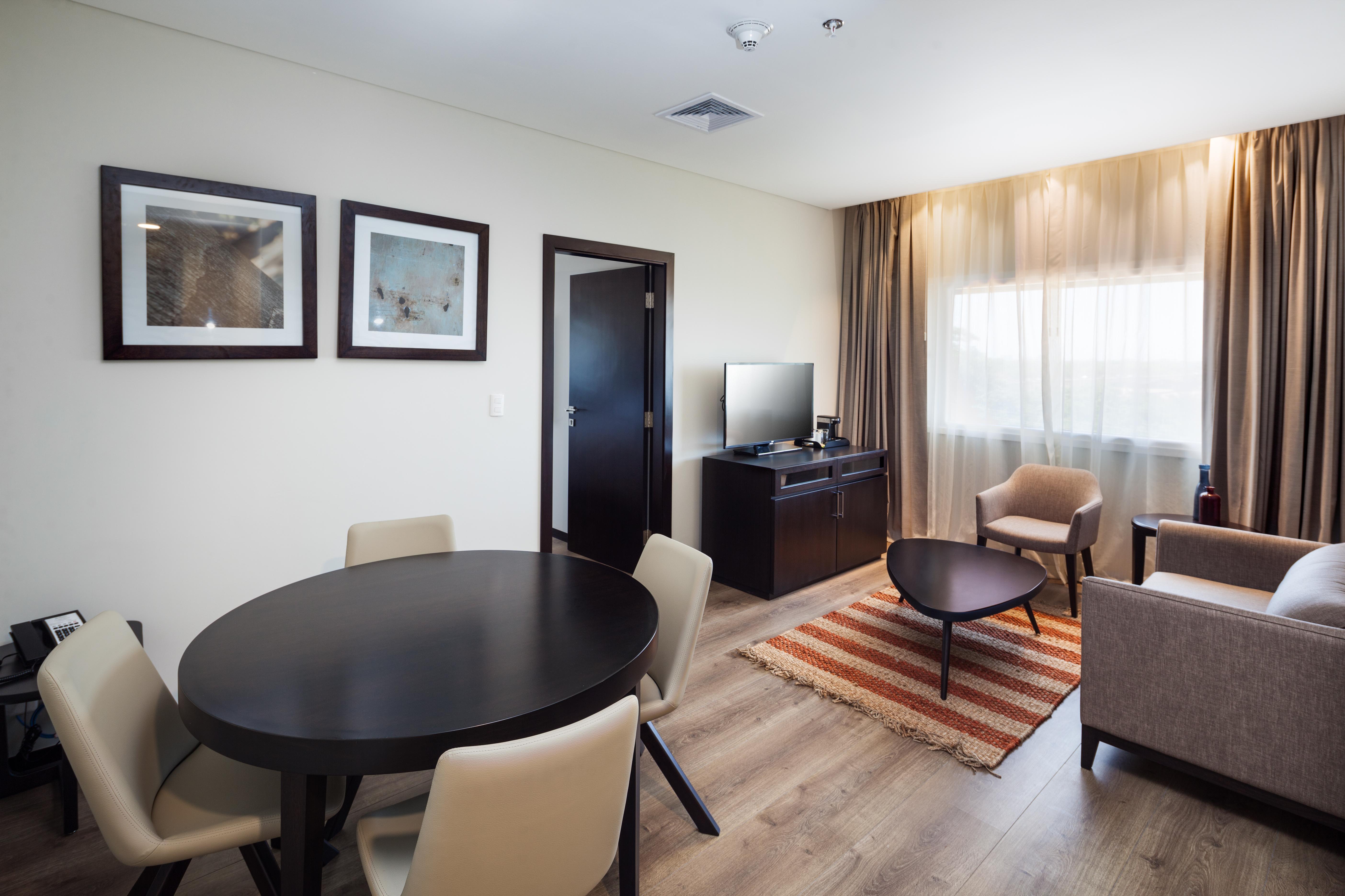 Radisson Hotel Santa Cruz Санта-Крус-де-ла-Сьерра Экстерьер фото