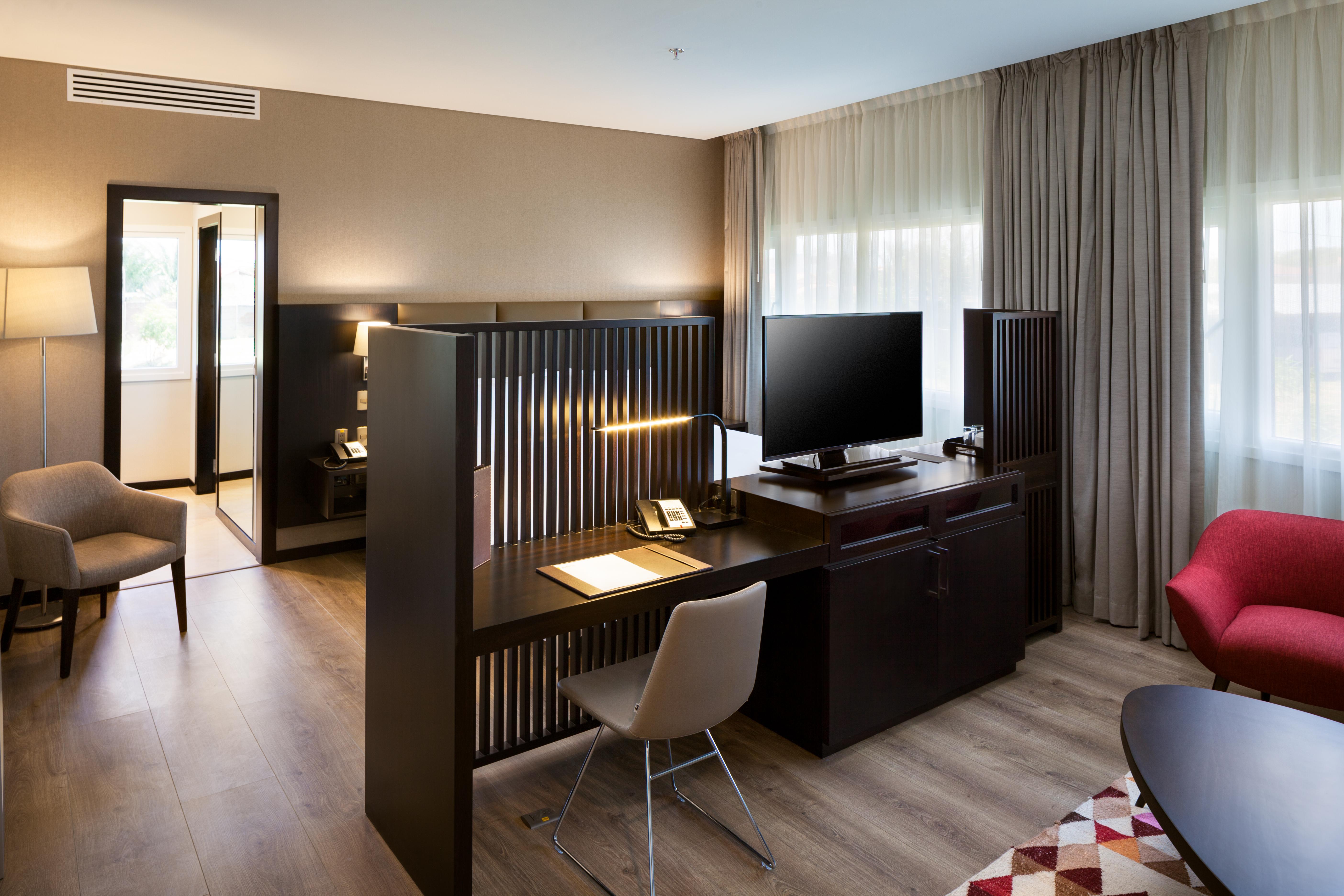 Radisson Hotel Santa Cruz Санта-Крус-де-ла-Сьерра Экстерьер фото