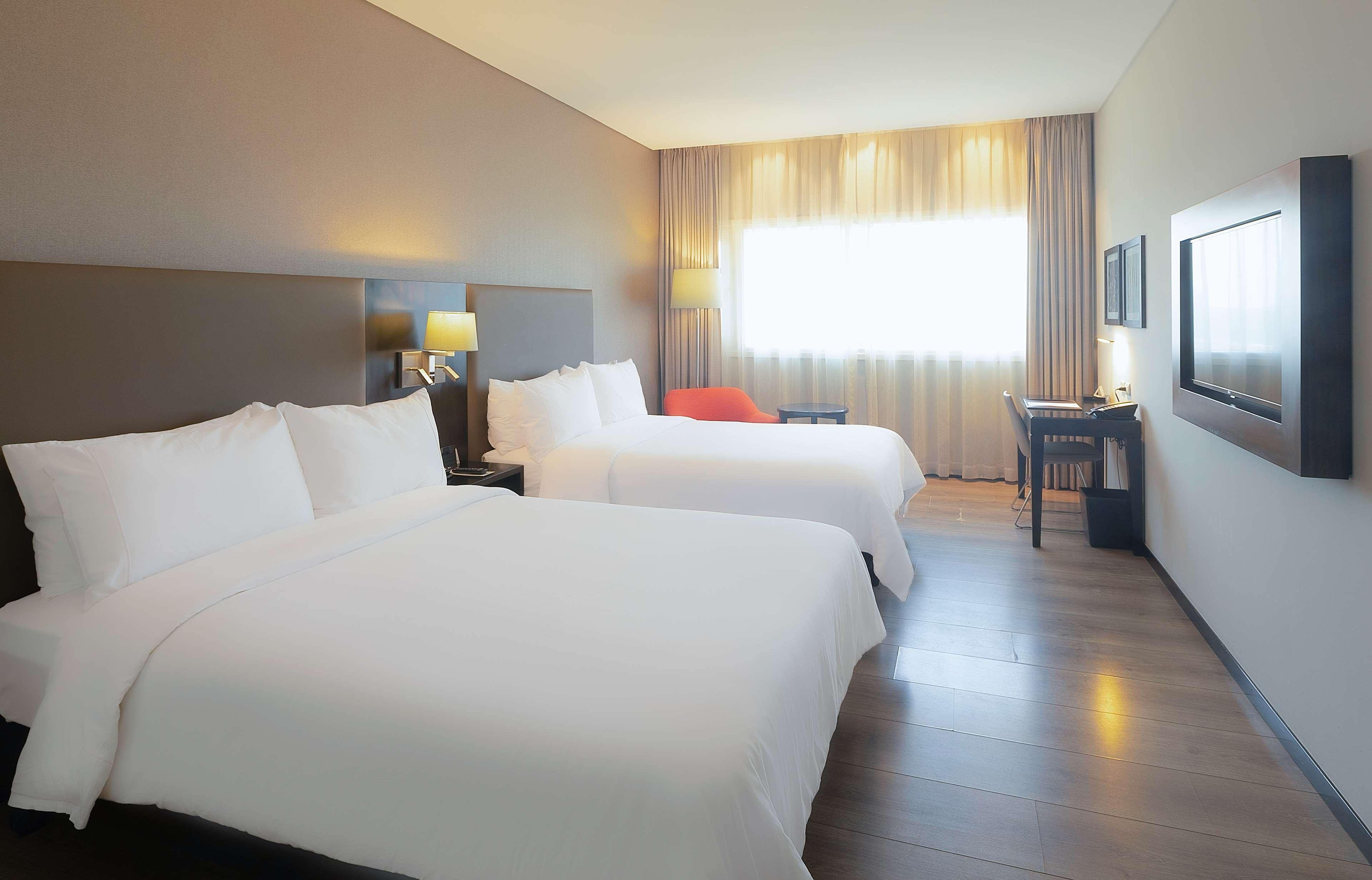 Radisson Hotel Santa Cruz Санта-Крус-де-ла-Сьерра Экстерьер фото