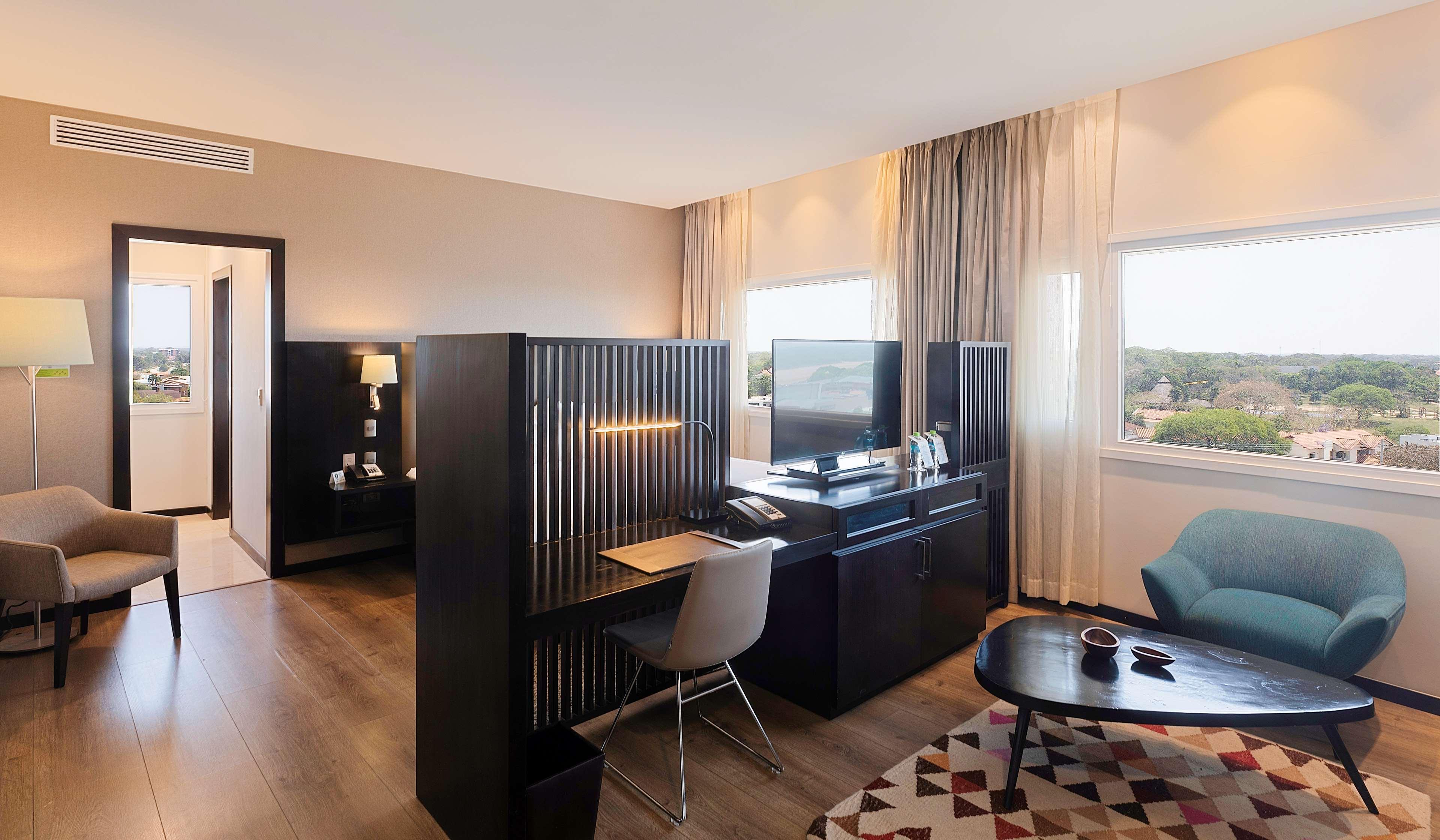 Radisson Hotel Santa Cruz Санта-Крус-де-ла-Сьерра Экстерьер фото