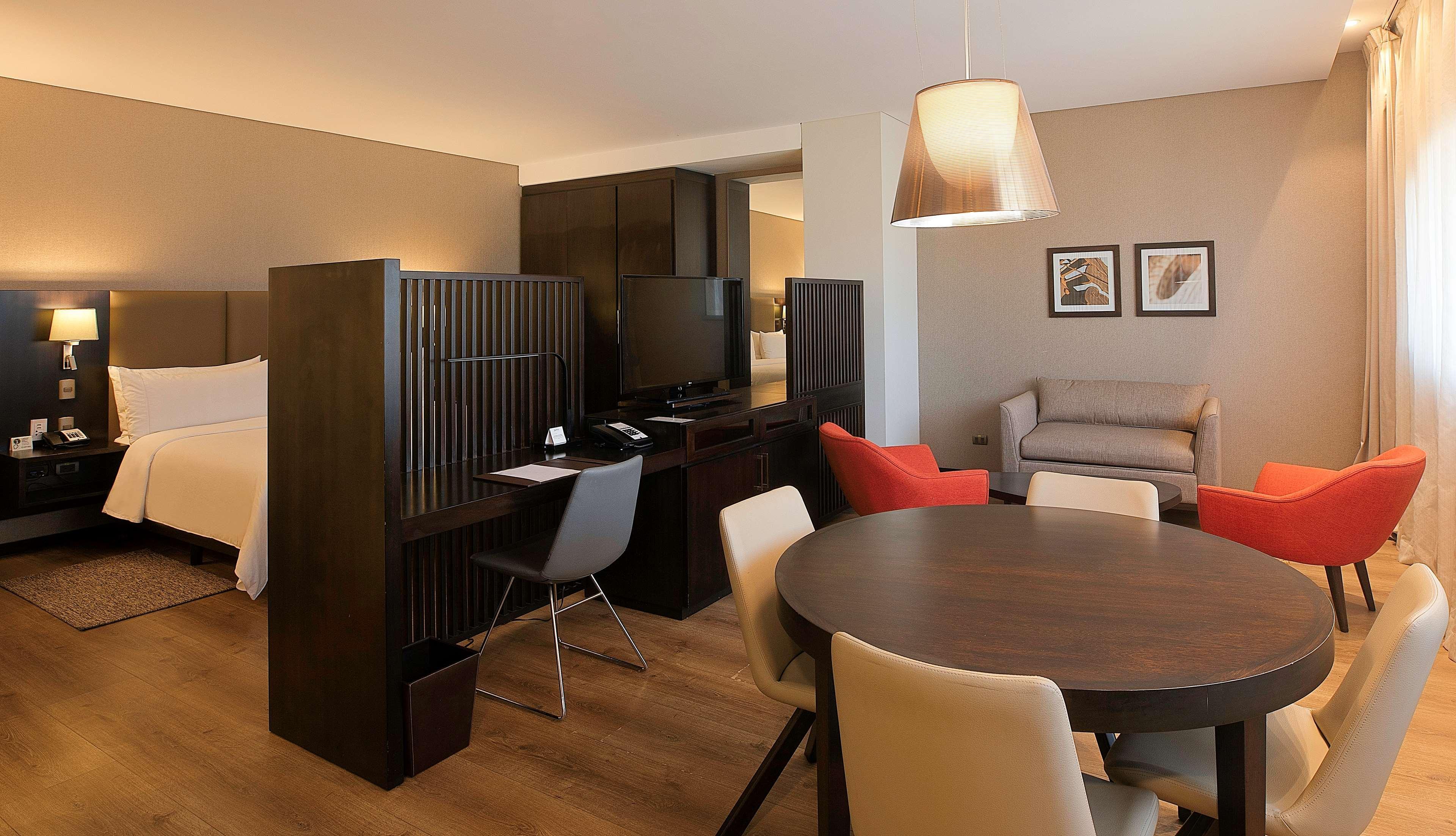 Radisson Hotel Santa Cruz Санта-Крус-де-ла-Сьерра Экстерьер фото