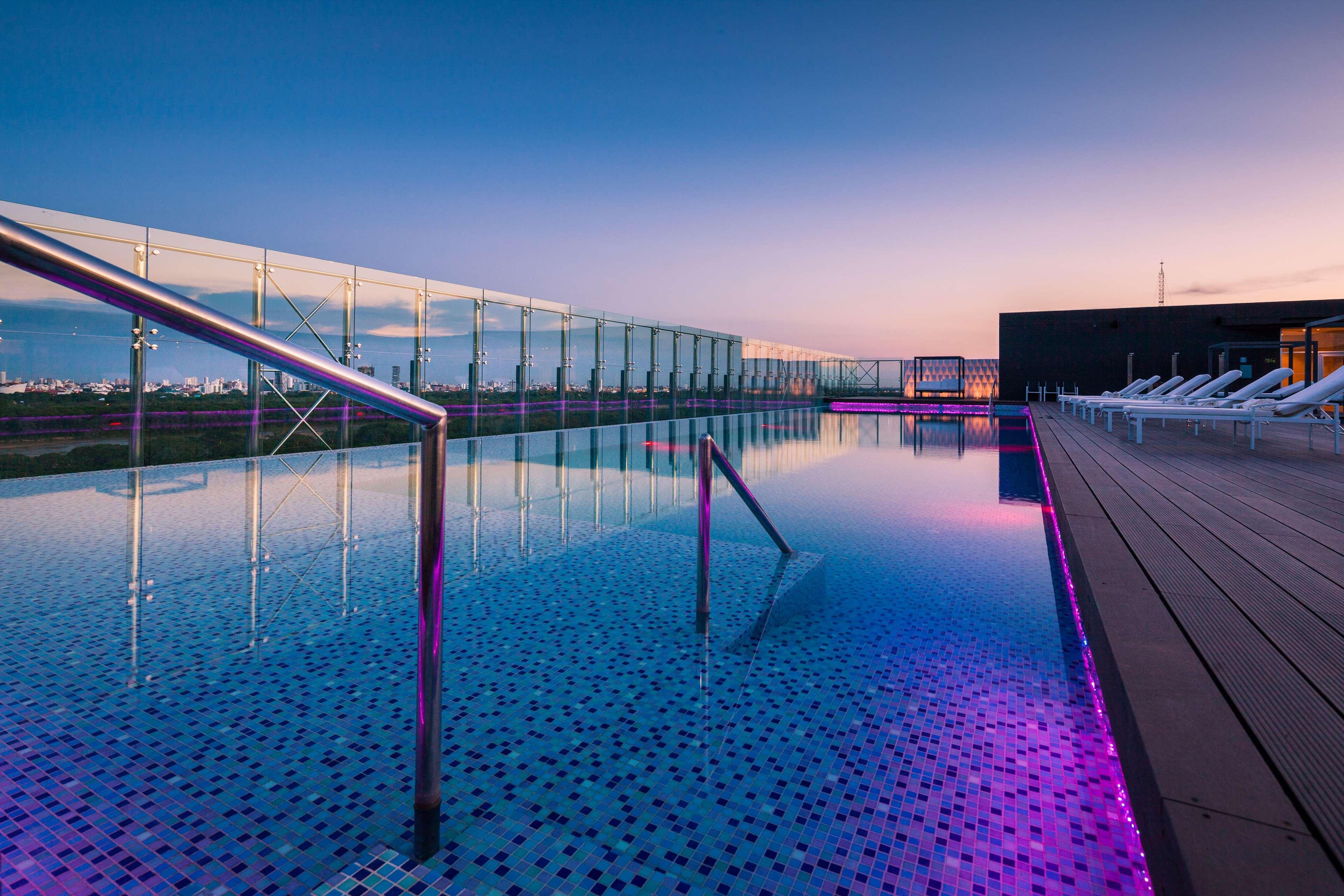 Radisson Hotel Santa Cruz Санта-Крус-де-ла-Сьерра Экстерьер фото