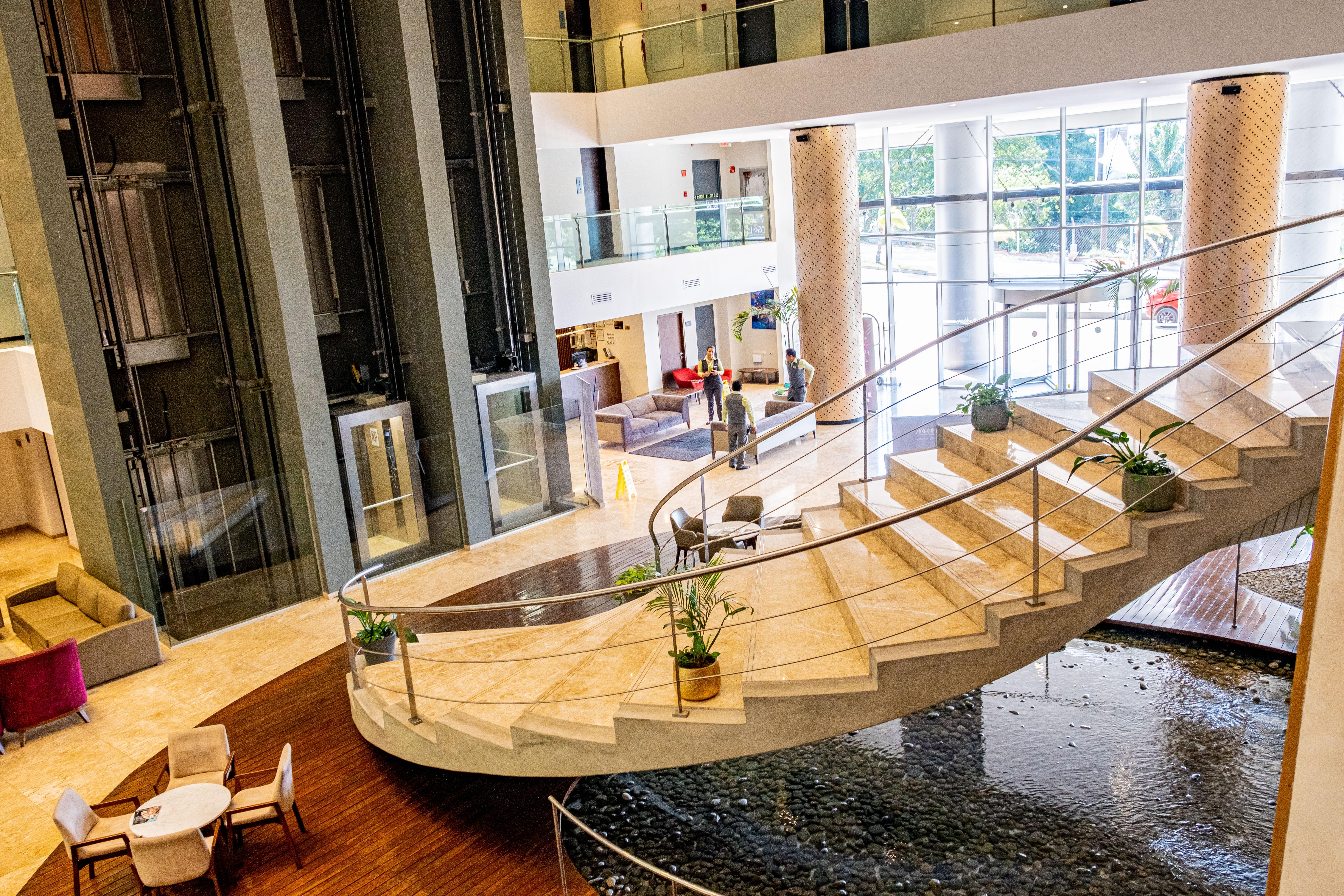 Radisson Hotel Santa Cruz Санта-Крус-де-ла-Сьерра Экстерьер фото