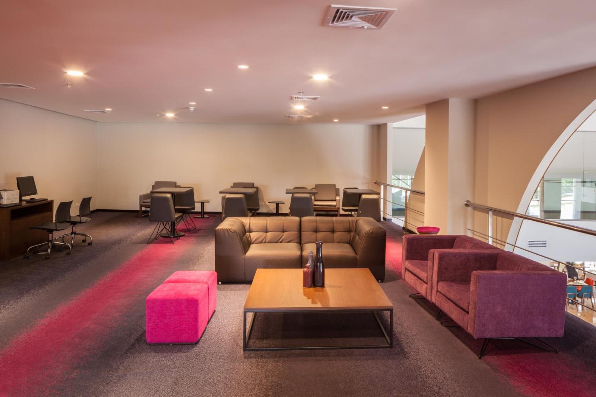 Radisson Hotel Santa Cruz Санта-Крус-де-ла-Сьерра Экстерьер фото