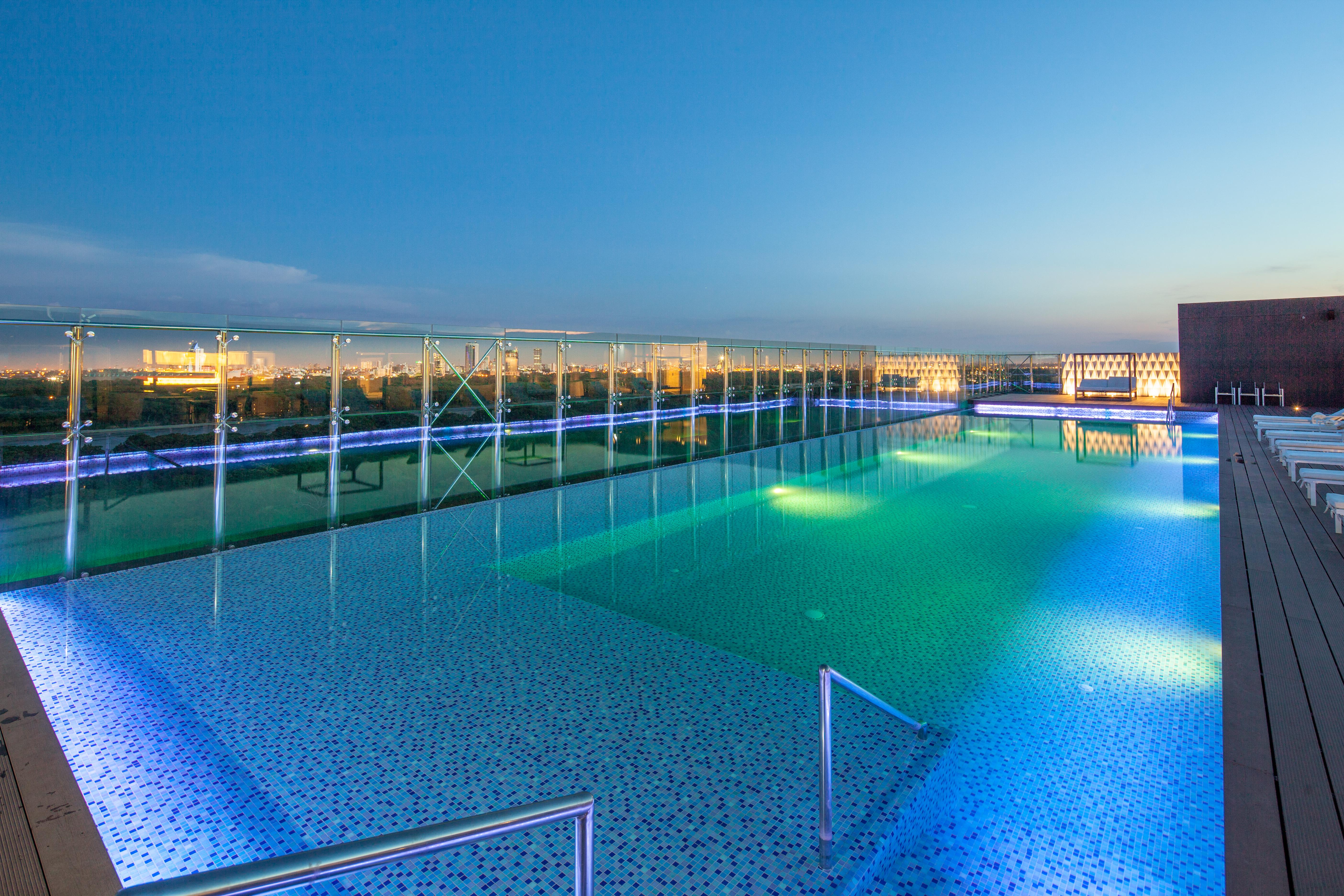 Radisson Hotel Santa Cruz Санта-Крус-де-ла-Сьерра Экстерьер фото