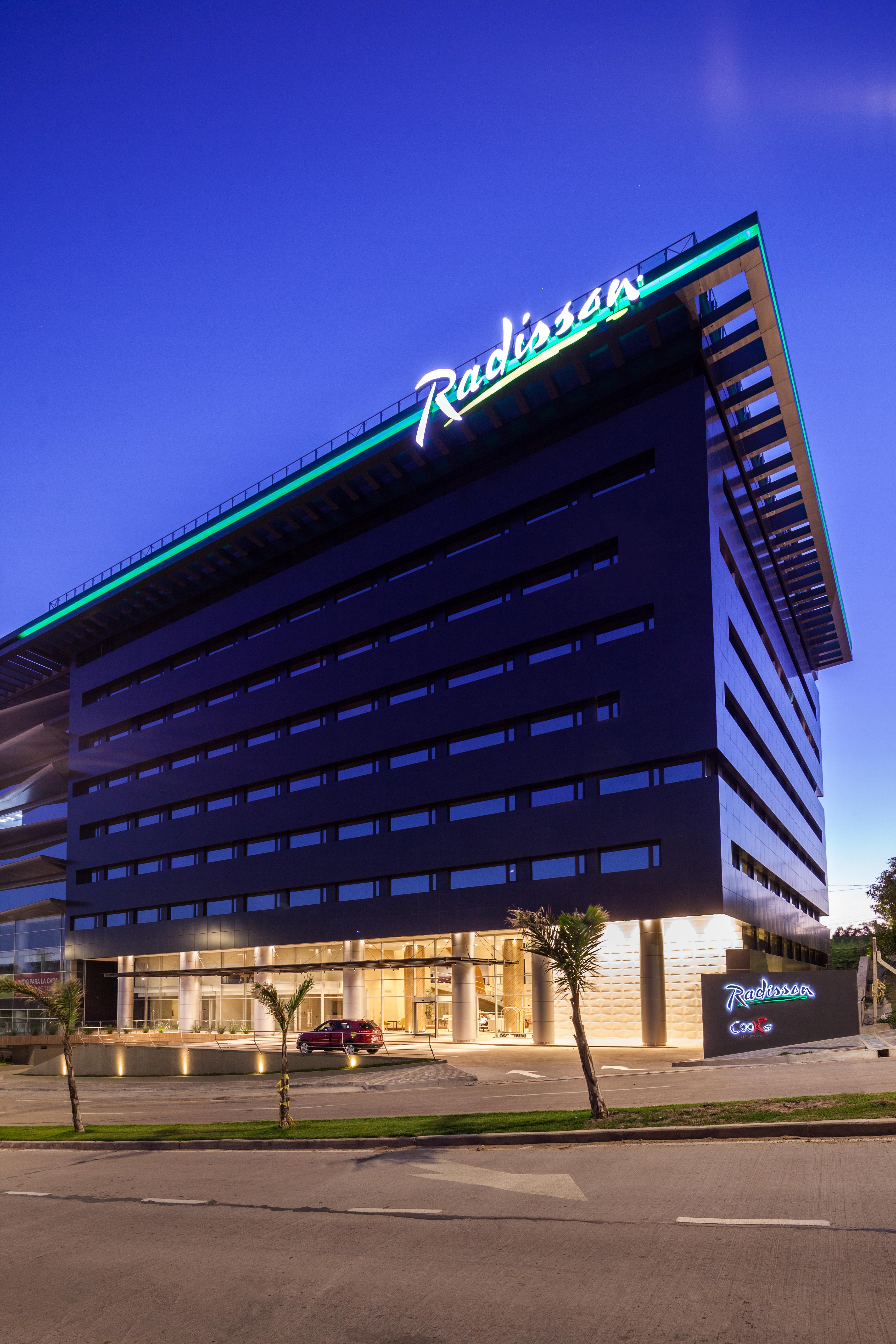 Radisson Hotel Santa Cruz Санта-Крус-де-ла-Сьерра Экстерьер фото