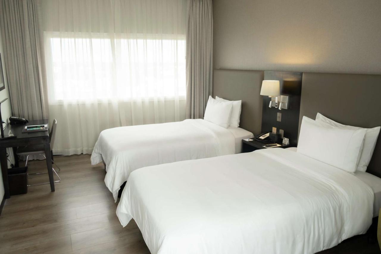 Radisson Hotel Santa Cruz Санта-Крус-де-ла-Сьерра Экстерьер фото