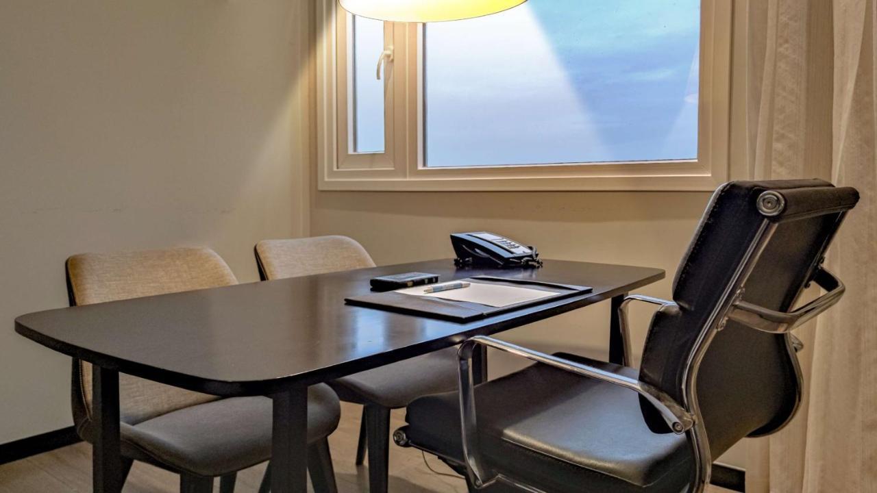 Radisson Hotel Santa Cruz Санта-Крус-де-ла-Сьерра Экстерьер фото