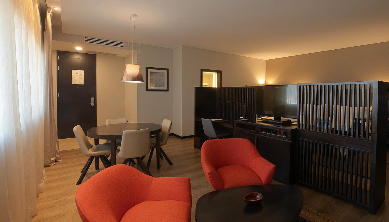 Radisson Hotel Santa Cruz Санта-Крус-де-ла-Сьерра Экстерьер фото