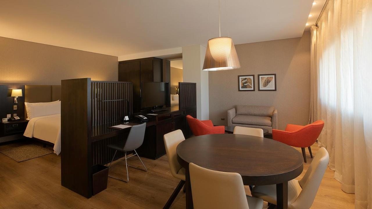 Radisson Hotel Santa Cruz Санта-Крус-де-ла-Сьерра Экстерьер фото